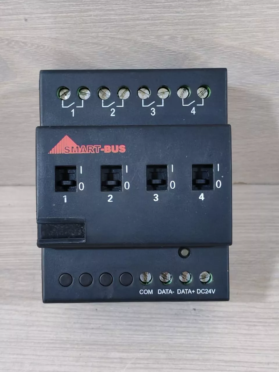 SmartBus SB-1B0-10V -TC - Addressable 1 Channel (0V-10V) Attenuator with 16A Relay