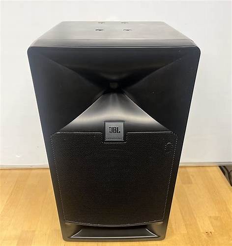 JBL LSR708I Compact High Output Two-Way Externally Powered Studio Monitor with 728G EIG — view 2
